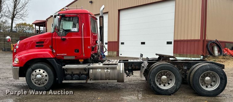 image for item DW2387 2009 Mack CXU613 semi truck