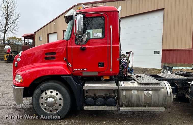 image for item DW2387 2009 Mack CXU613 semi truck