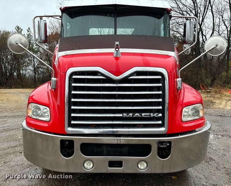 image for item DW2387 2009 Mack CXU613 semi truck