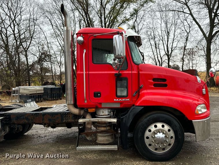 image for item DW2387 2009 Mack CXU613 semi truck
