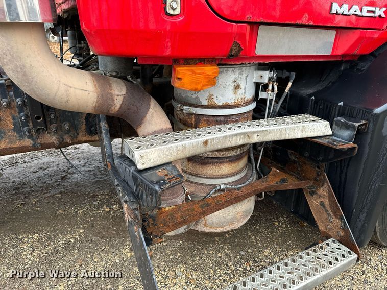 image for item DW2387 2009 Mack CXU613 semi truck