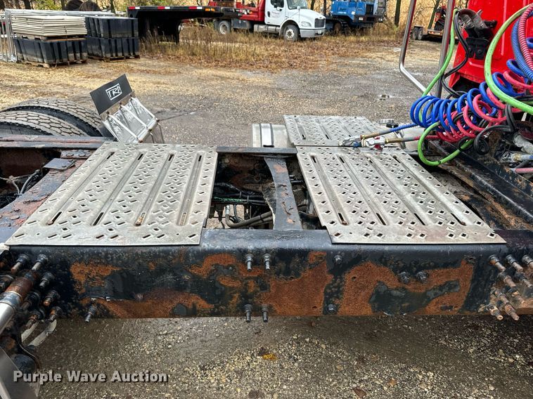 image for item DW2387 2009 Mack CXU613 semi truck