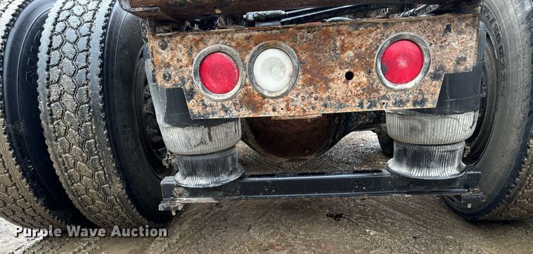 image for item DW2387 2009 Mack CXU613 semi truck