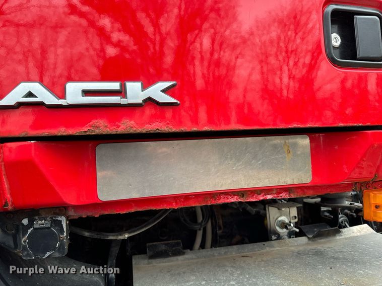 image for item DW2387 2009 Mack CXU613 semi truck