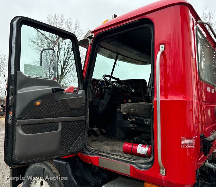 image for item DW2387 2009 Mack CXU613 semi truck