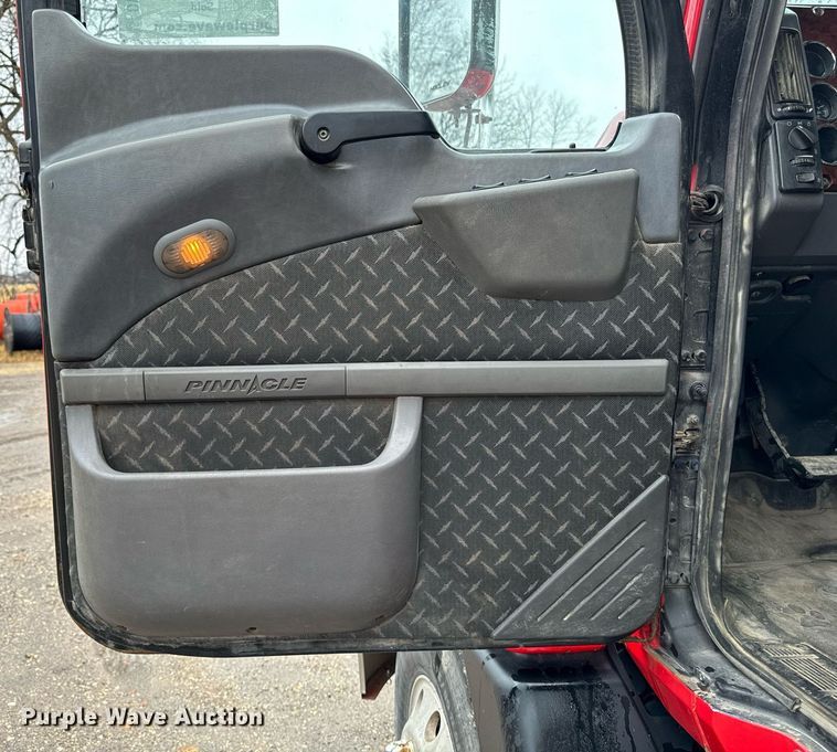 image for item DW2387 2009 Mack CXU613 semi truck