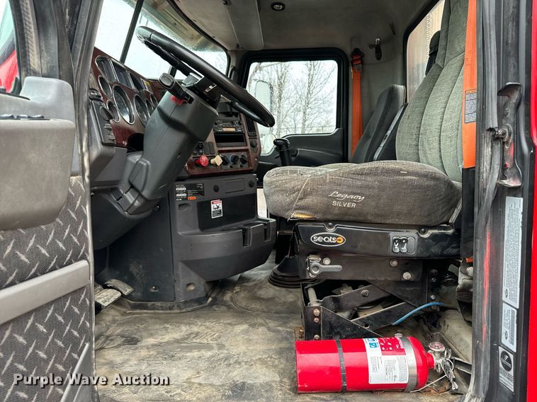 image for item DW2387 2009 Mack CXU613 semi truck