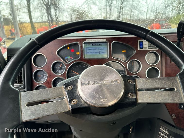 image for item DW2387 2009 Mack CXU613 semi truck