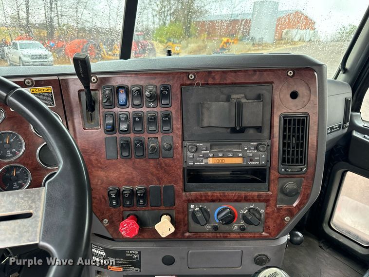 image for item DW2387 2009 Mack CXU613 semi truck