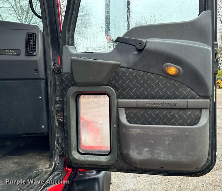 image for item DW2387 2009 Mack CXU613 semi truck