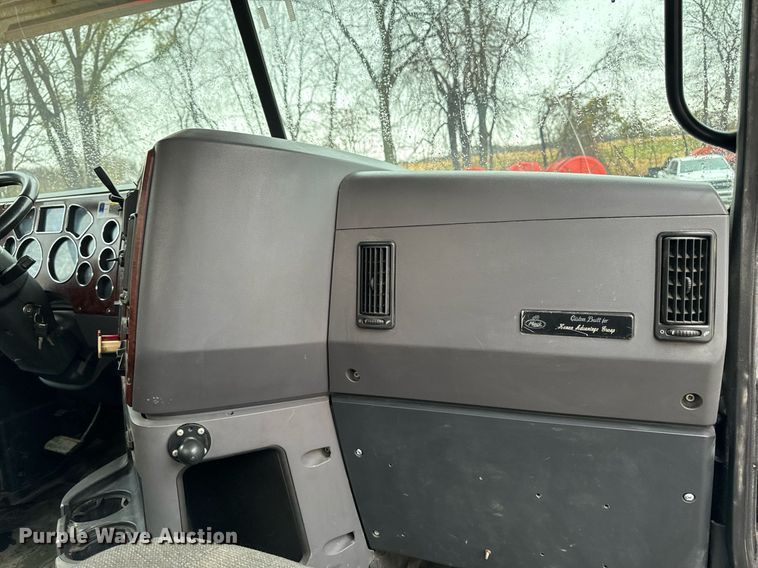 image for item DW2387 2009 Mack CXU613 semi truck