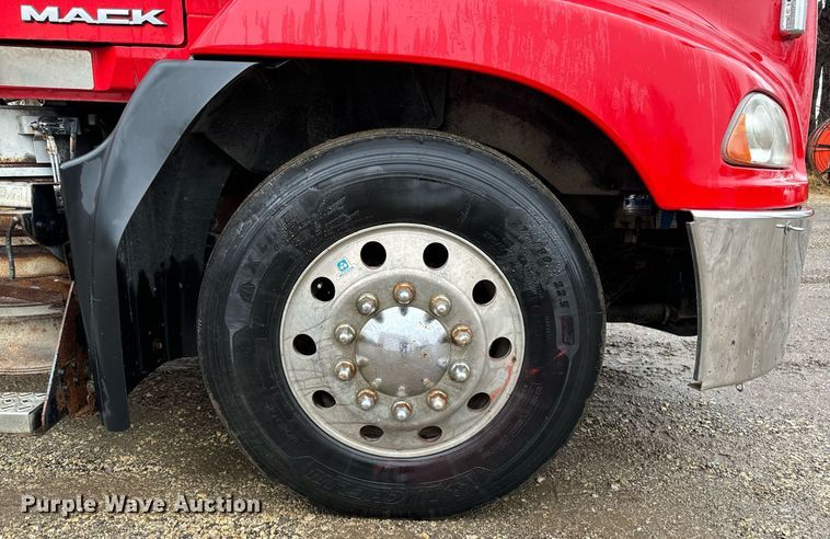 image for item DW2387 2009 Mack CXU613 semi truck