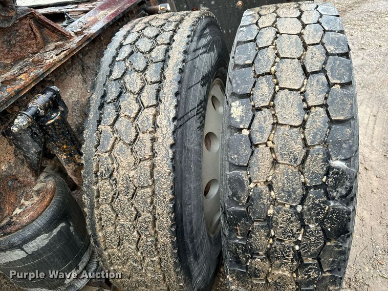 image for item DW2387 2009 Mack CXU613 semi truck