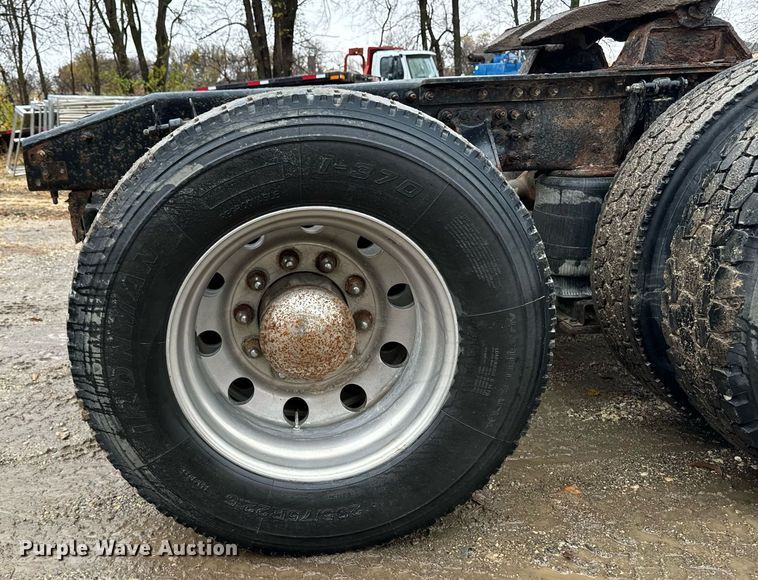 image for item DW2387 2009 Mack CXU613 semi truck