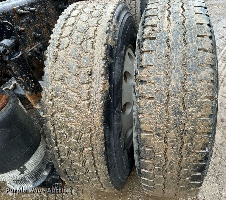 image for item DW2387 2009 Mack CXU613 semi truck