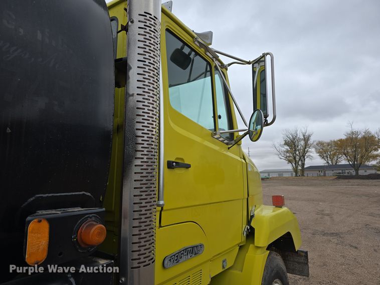 image for item DW3900 1988 Freightliner FLC112 water truck