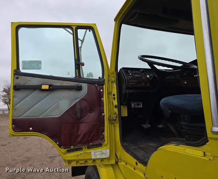 image for item DW3900 1988 Freightliner FLC112 water truck