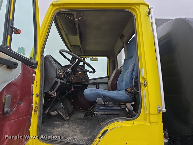 image for item DW3900 1988 Freightliner FLC112 water truck