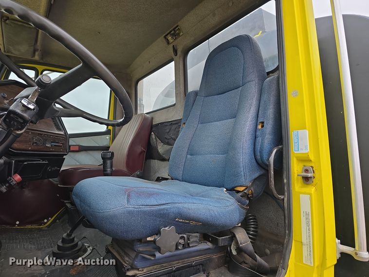 image for item DW3900 1988 Freightliner FLC112 water truck