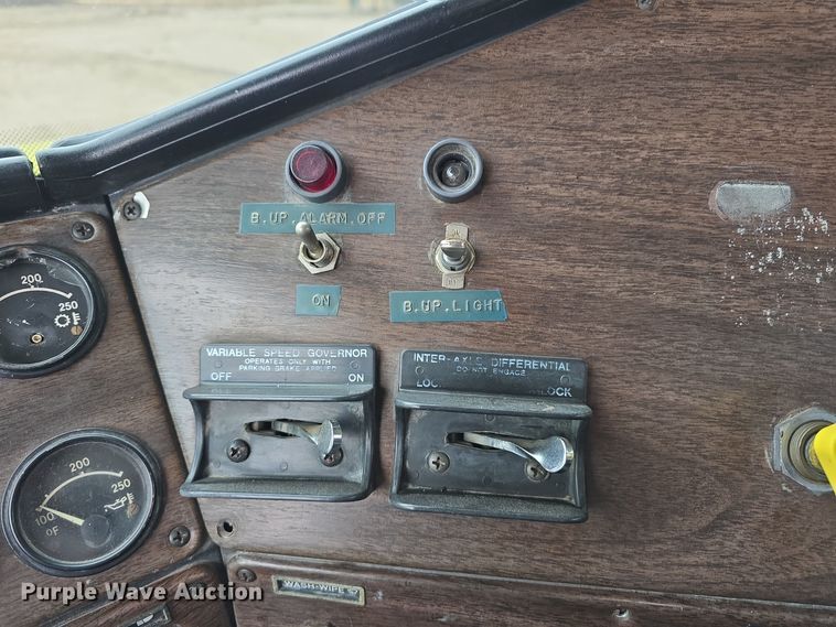 image for item DW3900 1988 Freightliner FLC112 water truck