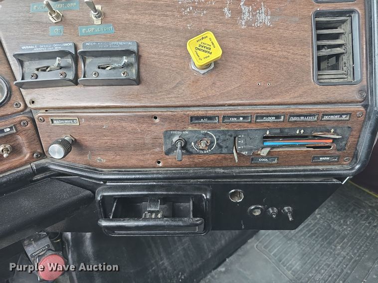 image for item DW3900 1988 Freightliner FLC112 water truck