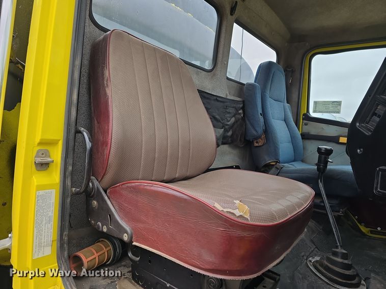 image for item DW3900 1988 Freightliner FLC112 water truck