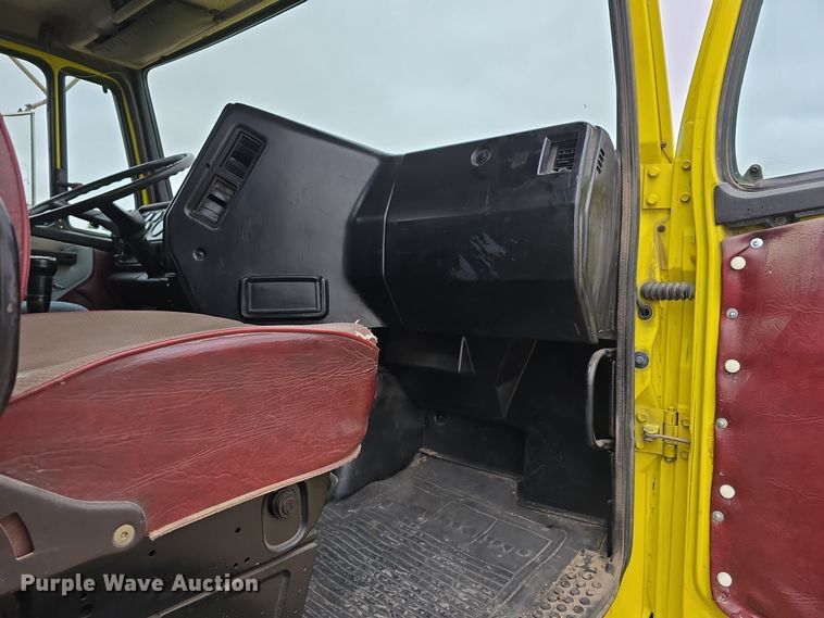 image for item DW3900 1988 Freightliner FLC112 water truck