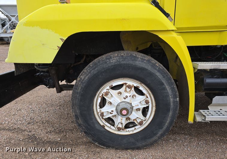 image for item DW3900 1988 Freightliner FLC112 water truck