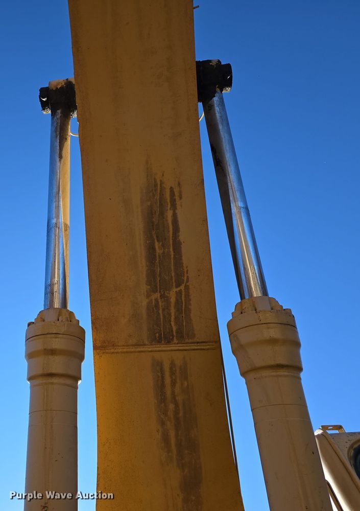 image for item DW3951 2006 John Deere 892E LC excavator