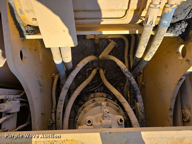 image for item DW3951 2006 John Deere 892E LC excavator