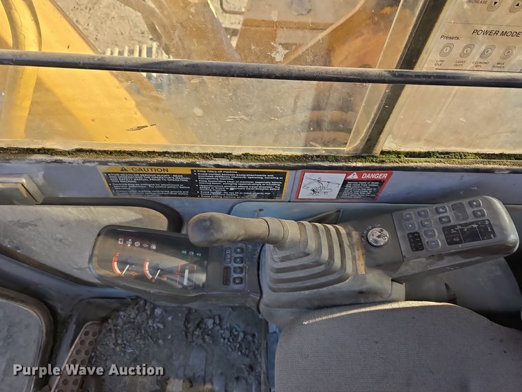 image for item DW3951 2006 John Deere 892E LC excavator