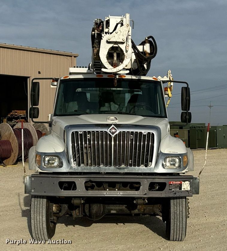 image for item DX3730 2007 International 7300 digger derrick truck