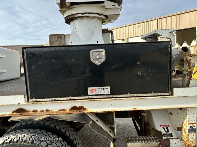 image for item DX3730 2007 International 7300 digger derrick truck