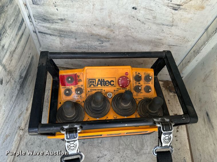 image for item DX3730 2007 International 7300 digger derrick truck