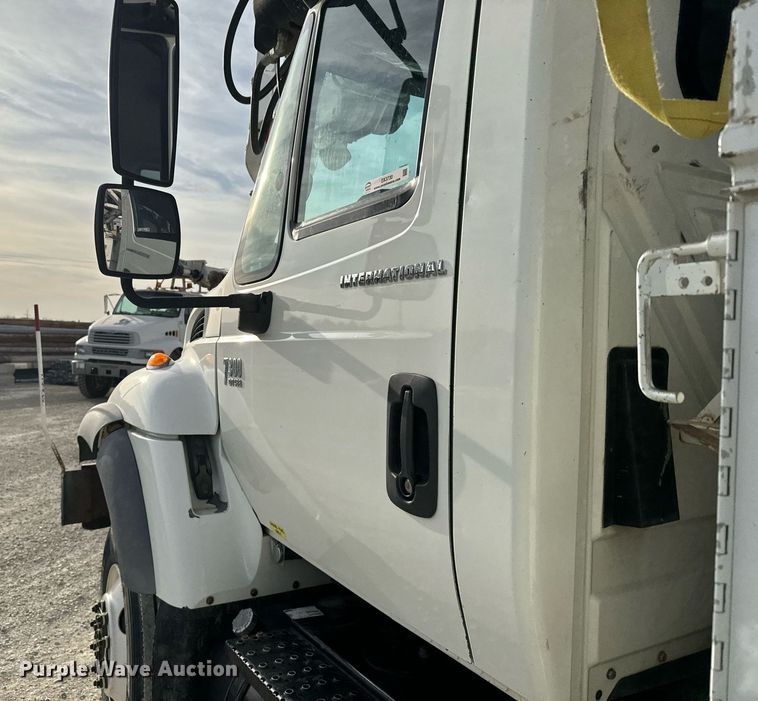 image for item DX3730 2007 International 7300 digger derrick truck