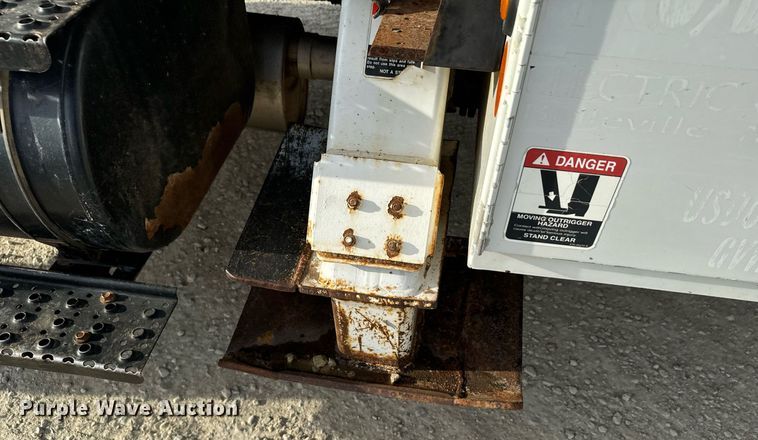 image for item DX3730 2007 International 7300 digger derrick truck