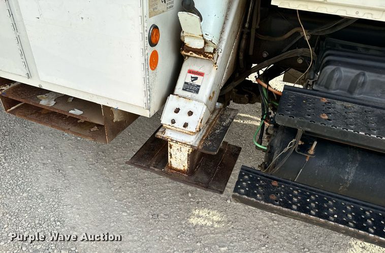 image for item DX3730 2007 International 7300 digger derrick truck