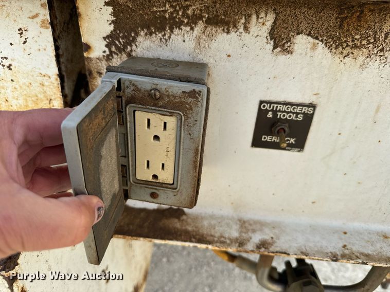 image for item DX3730 2007 International 7300 digger derrick truck