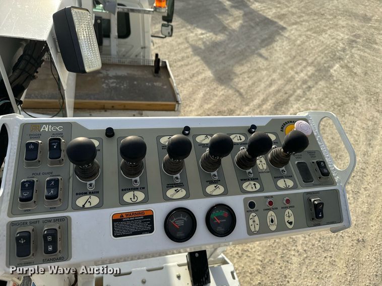 image for item DX3730 2007 International 7300 digger derrick truck