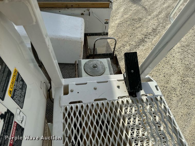 image for item DX3730 2007 International 7300 digger derrick truck