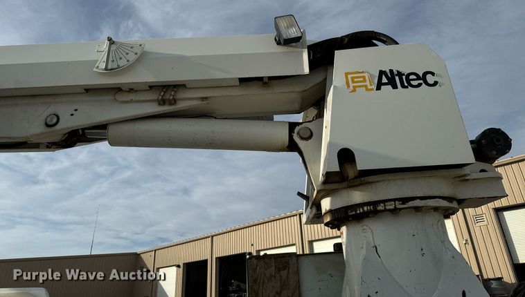 image for item DX3730 2007 International 7300 digger derrick truck