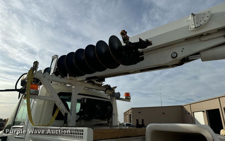 image for item DX3730 2007 International 7300 digger derrick truck