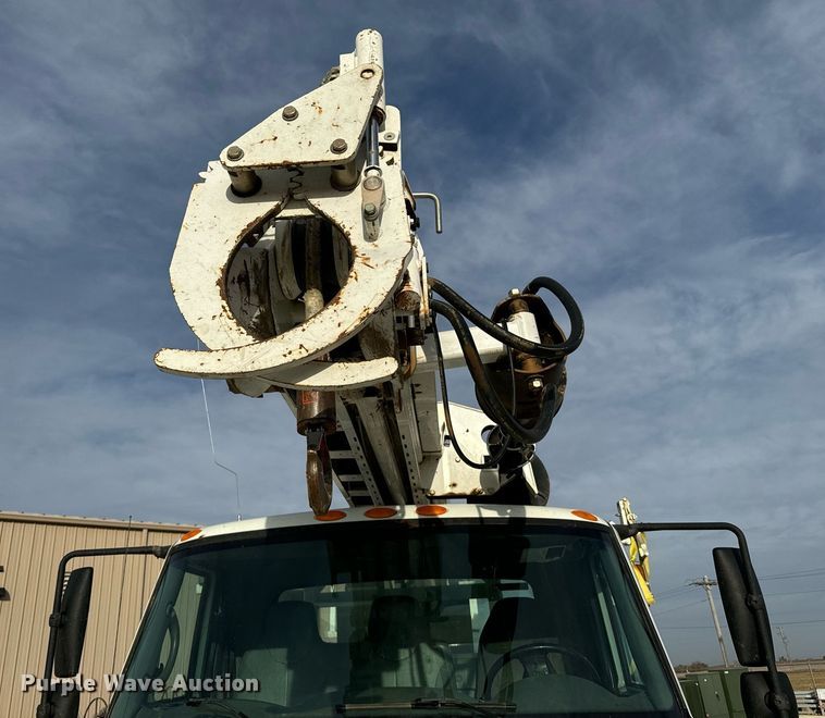 image for item DX3730 2007 International 7300 digger derrick truck