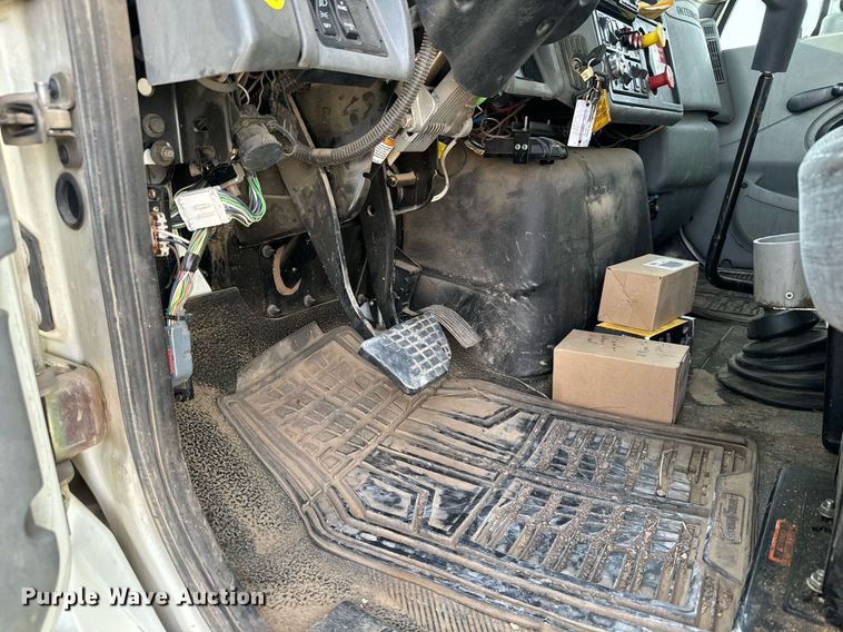 image for item DX3730 2007 International 7300 digger derrick truck