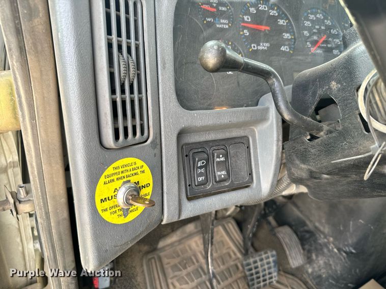 image for item DX3730 2007 International 7300 digger derrick truck