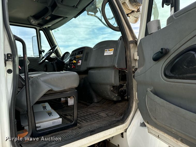 image for item DX3730 2007 International 7300 digger derrick truck