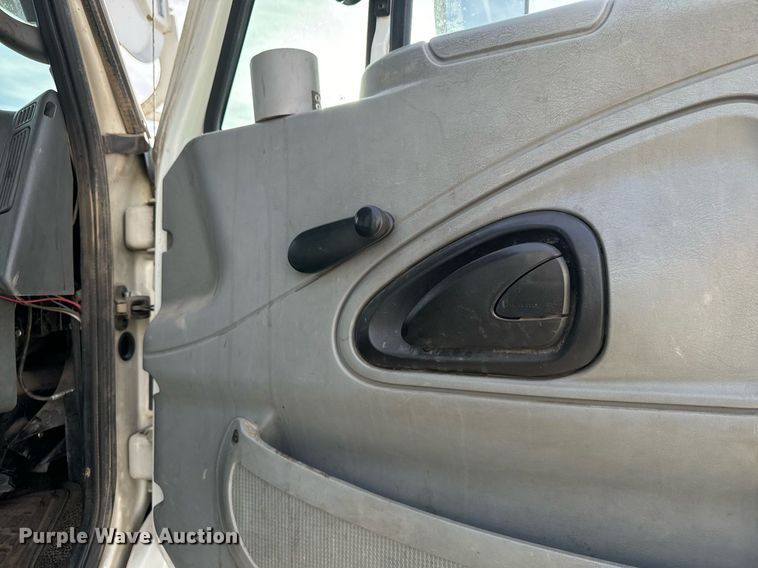 image for item DX3730 2007 International 7300 digger derrick truck