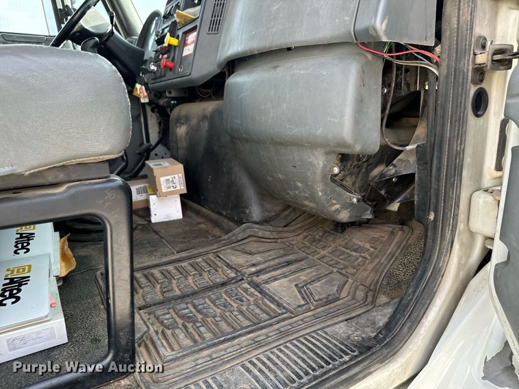 image for item DX3730 2007 International 7300 digger derrick truck