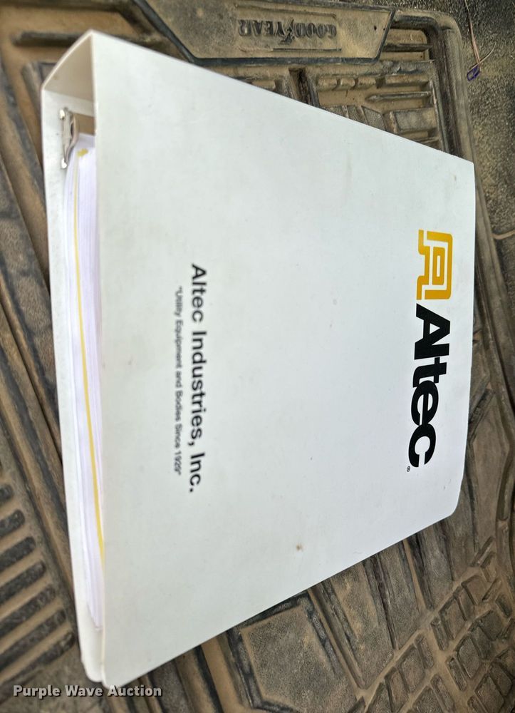 image for item DX3730 2007 International 7300 digger derrick truck