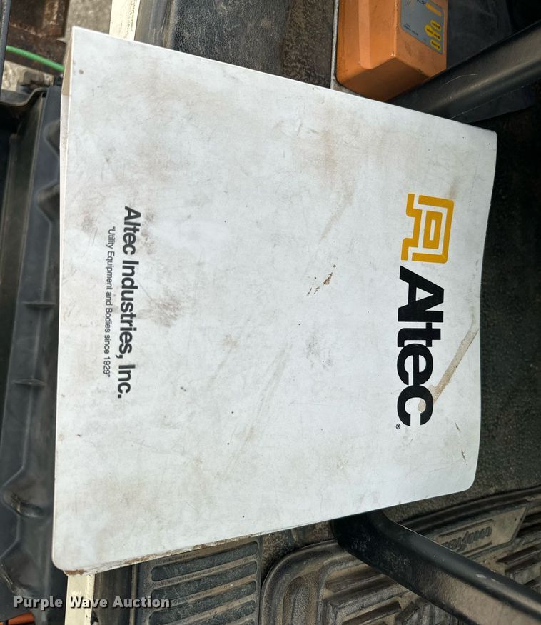 image for item DX3730 2007 International 7300 digger derrick truck